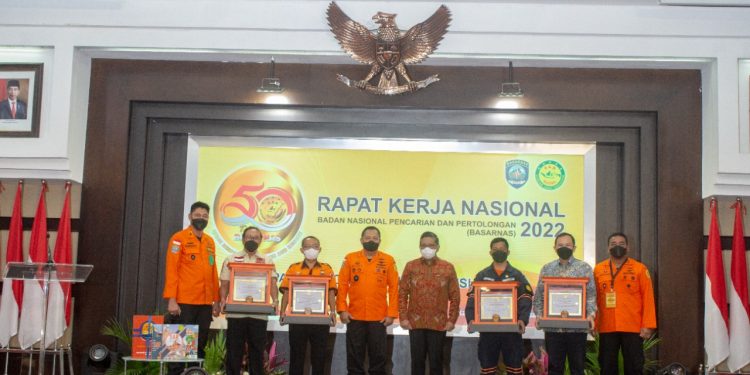 Diulang tahun Emasnya, Basarnas Beri Piagam Penghargaan Kepada Ketum Senkom