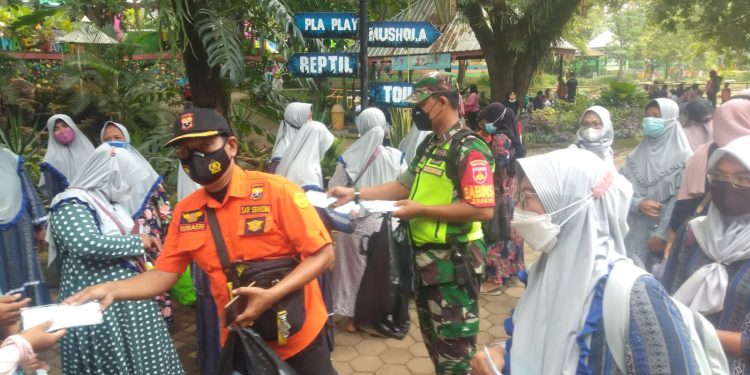 Antisipasi Peningkiatan Kasus Covid 19, Senkom Mitra Polri Jateng Ikut Bagikan Masker