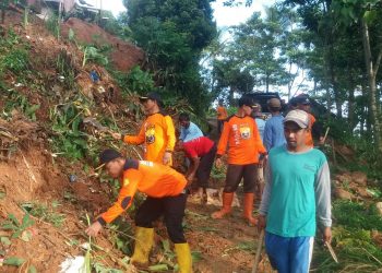 Senkom Mitra Polri Karanganyar Beserta Relawan Evakuasi Tanah Longsor Yang Menutup Jalan