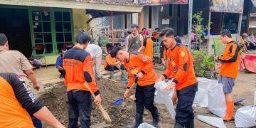 Senkom Mitra Polri Kudus dan Relawan Evakuasi Tanggul Longsor