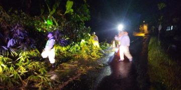 Senkom Mitra Polri Karanganyar Bersama Relawan Mengevakuasi Rumpun Bambu Yang Menutup Jalan