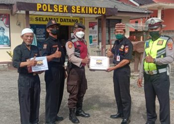 Senkom Mitra Polri Lampung Barat Peduli Petugas Pengamanan Mudik, Membagikan Bingkisan Lebaran