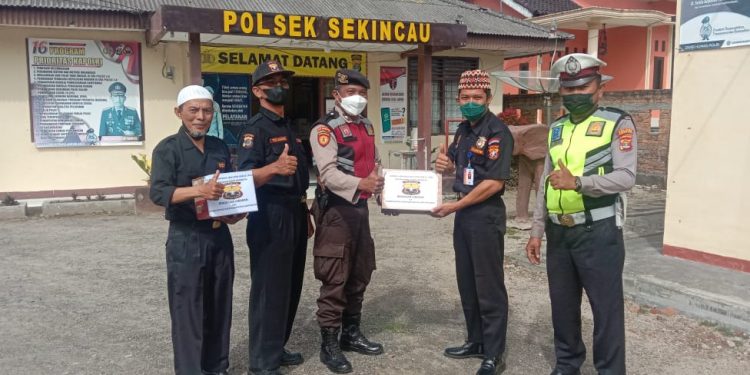 Senkom Mitra Polri Lampung Barat Peduli Petugas Pengamanan Mudik, Membagikan Bingkisan Lebaran