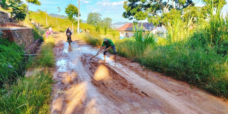 Kepedulian Ja’far Helmi Perlu Dicontoh, Membersihkan Tanah Lumpur Yang Menutup Jalan