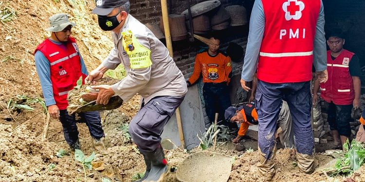 Senkom Mitra Polri Ikut Dalam Karya Bakti Pembersihan Material Longsor