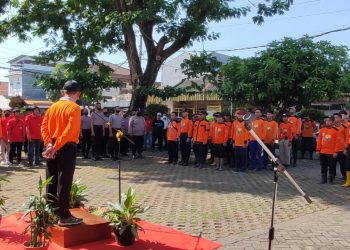 Jaga Kebersihan Sungai Dan Antisipasi Banjir , Senkom Mitra Polri Bersama Baguna Solo Bersihkan Kalipepe