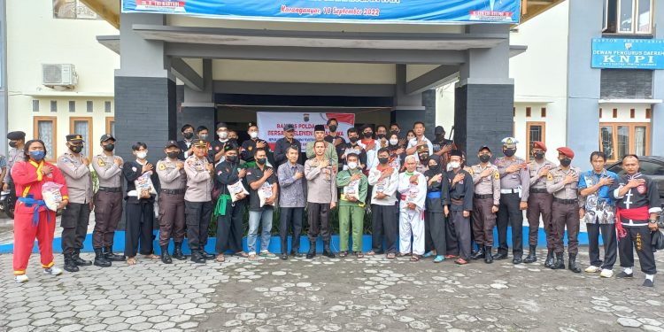 Polres Karanganyar Membagikan  10 Ton Beras Bantuan Sosial Dari Polda Jateng
