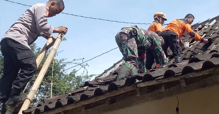 Aksi Cepat Senkom Mitra Polri Bantu Warga Terdampak Puting Beliung Di Karanganyar