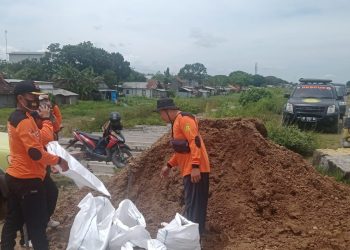 Senkom Rescue Semarang Bahu-membahu Gotong – Royong Pembuatan Tanggul Darura