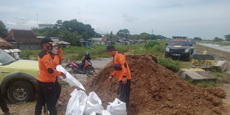 Senkom Rescue Semarang Bahu-membahu Gotong – Royong Pembuatan Tanggul Darura