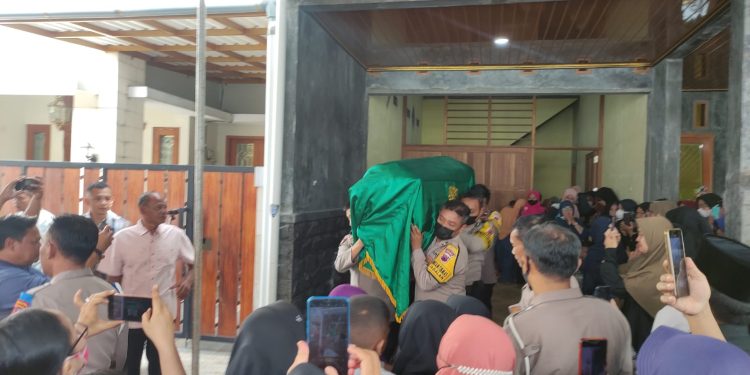 Senkom Mitra Polri Bersama Anggota Polresta Surakarta Mengantarkan Jenazah Ke Peristirahatan Terakhir Putra Pak Bhabin