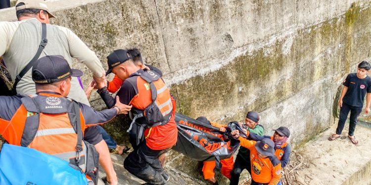 Tim SAR , Senkom Rescue Bersama Relawan  Berhasil Temukan Korban Tenggelam Di Sungai Gelis Kudus