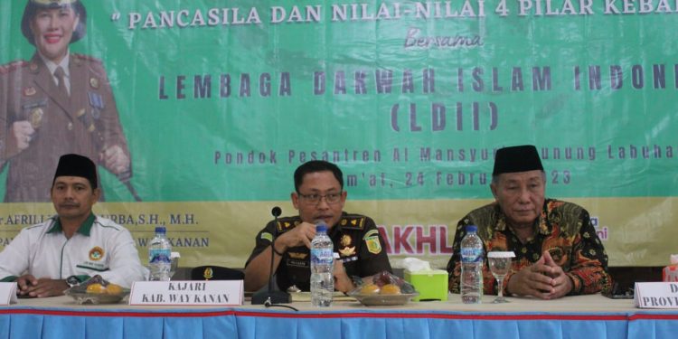 Ratusan Warga LDII dan Santri Al Manshurin Terima Penyuluhan Hukum dari Kejari Way kanan