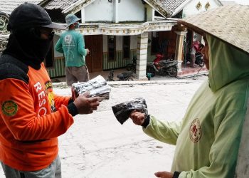 Guguran Awan Panas Gunung Merapi Sejak Sabtu Senkom Membagikan Masker