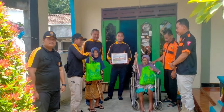 Bakti Sosial Senkom Mitra Polri dengan Berbagi Sembako