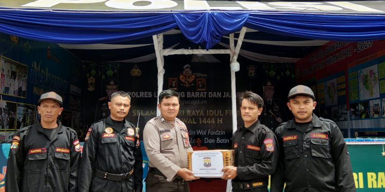 Senkom Mitra Polri Lampung Barat Peduli Petugas Pengamanan Mudik dan Bagikan Bingkisan Lebaran