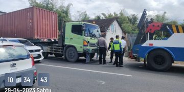 Petugas Gabungan Polri, Dishub dan Senkom Mitra Polri Gerak Cepat Evakuasi Truk Kontainer yang Mogok