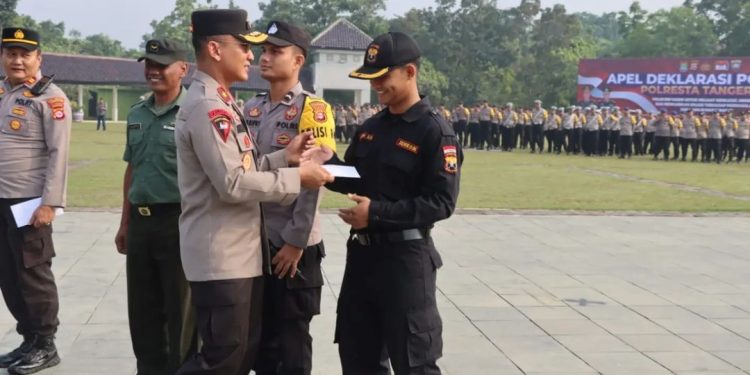 Penghargaan untuk Anggota Senkom Mitra Polri Tangerang yang Menghafal Asmaul Husna dalam Apel Deklarasi Polisi RW Raksa Waspada
