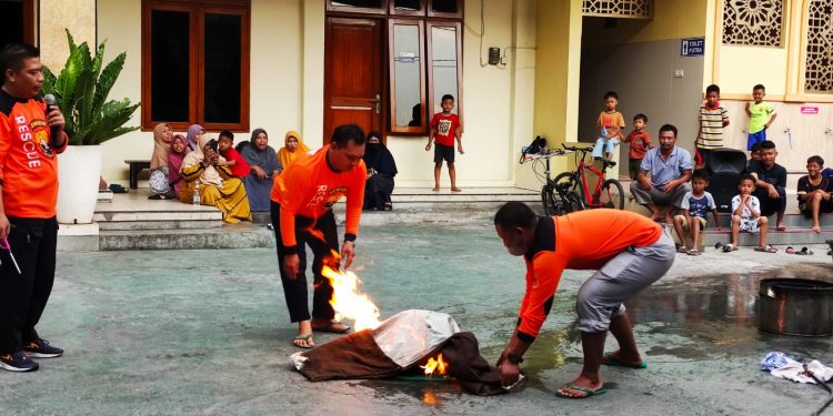 Senkom Surakarta Berikan Edukasi Pemadaman Api dengan Alat Seadanya
