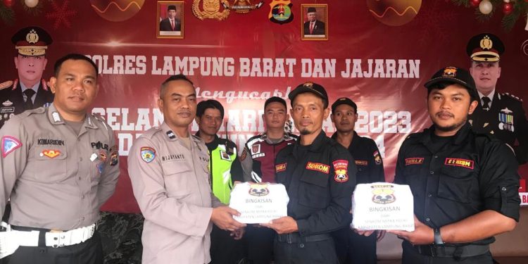 Senkom Mitra Polri Lampung Barat Peduli Petugas PAM Hari Besar dan Tahun Baru 2024