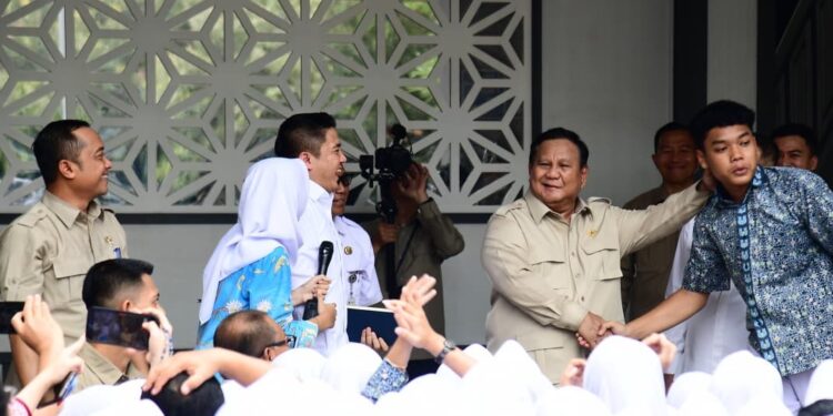 Momen Haru Presiden Prabowo dan Siswa SMAN 1 Cilacap Nyanyikan Lagu-Lagu Nasional