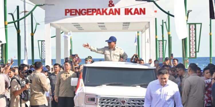 Presiden Prabowo Tinjau Shelter Sortir dan Pengepakan Ikan Kampung Nelayan Merah Putih di Gorontalo
