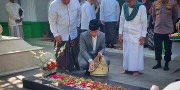 Wapres Gibran Ziarah ke Makam K.H. Abdul Wahab Chasbullah dan Hadiri Haul ke-55 di Jombang