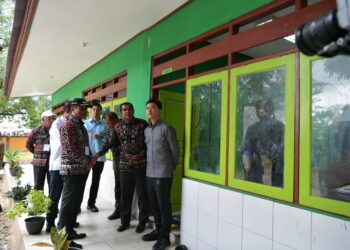 Tinjau SD Negeri dan MTS Papela, Wapres Pastikan Program Prioritas Presiden Jangkau Wilayah 3T