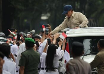 Hujan Tak Surutkan Antusiasme Warga Sambut Presiden Prabowo di Bandung