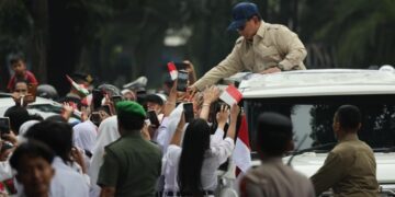 Hujan Tak Surutkan Antusiasme Warga Sambut Presiden Prabowo di Bandung